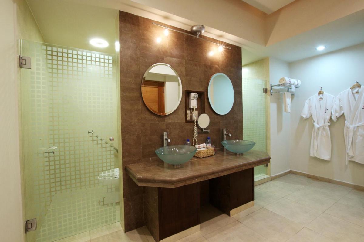Hotel Colon Plaza Business Class Nuevo Laredo Zewnętrze zdjęcie