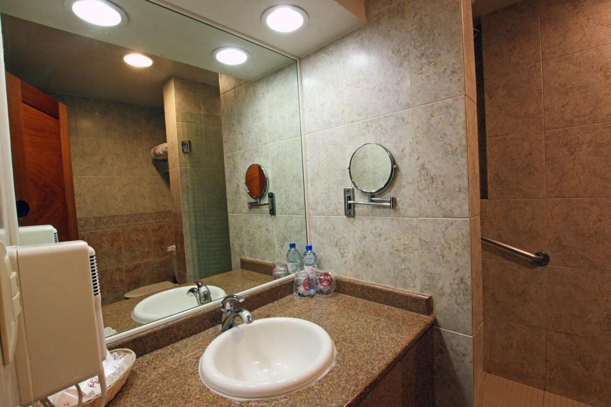 Hotel Colon Plaza Business Class Nuevo Laredo Zewnętrze zdjęcie